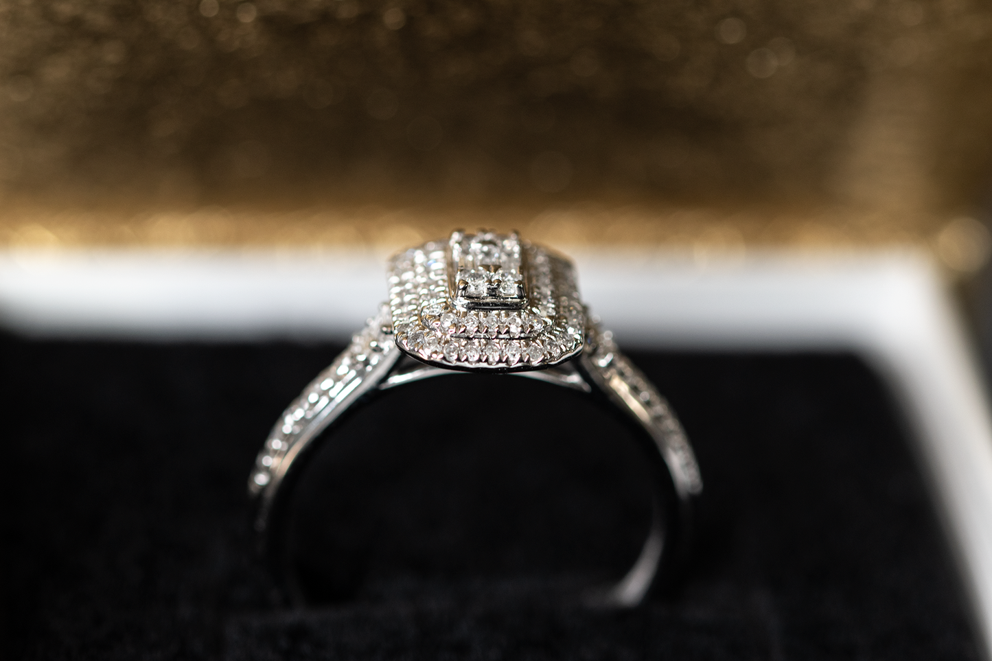 Engagement ring 10K Gold and diamond.
