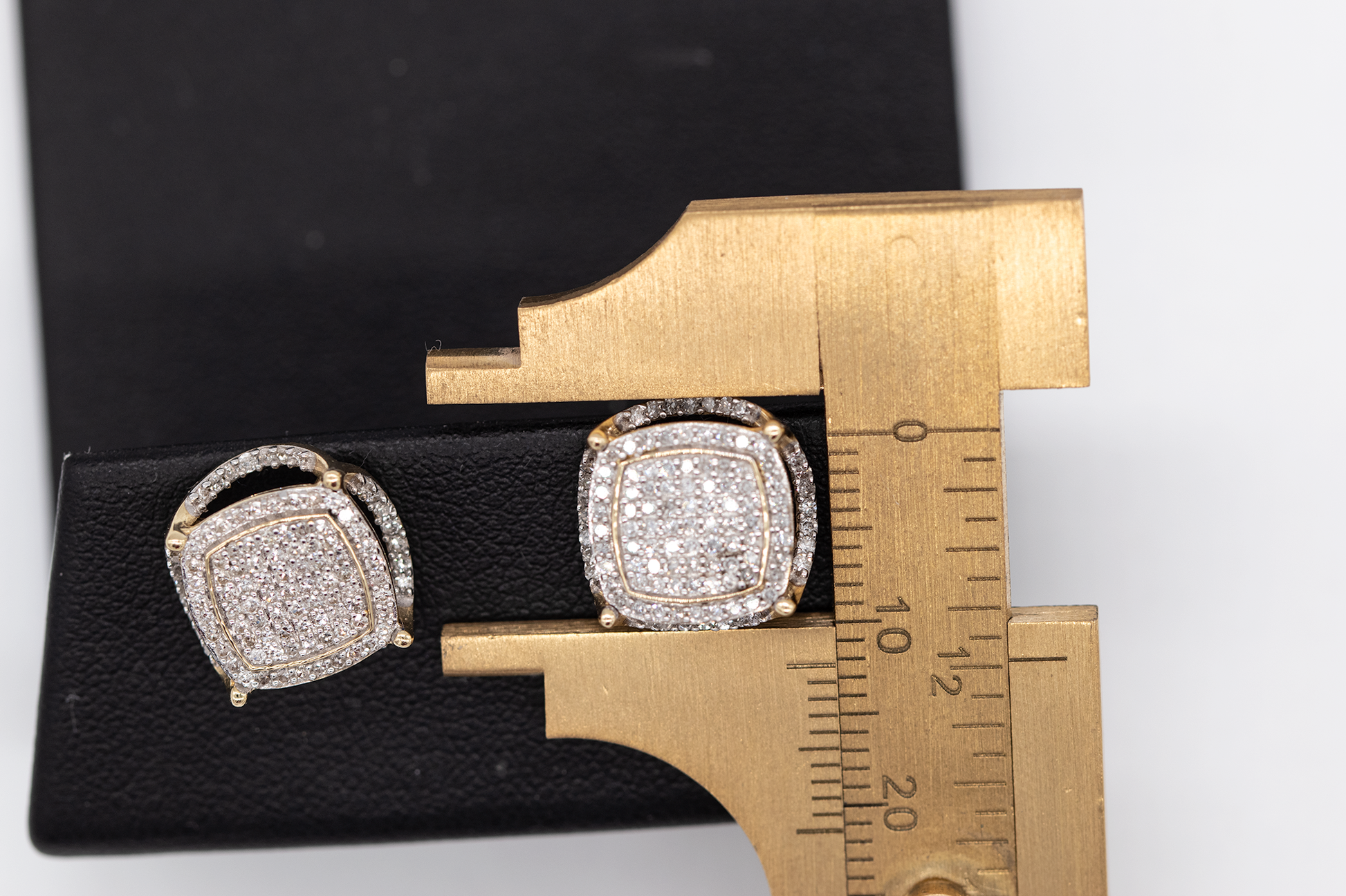 Earrings square Design 10K Gold with diamonds.